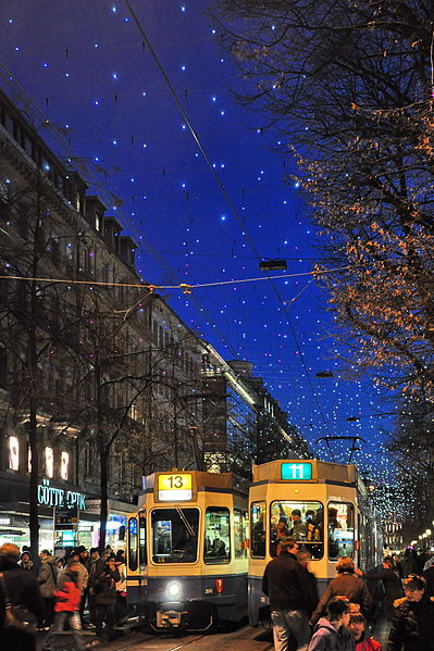 Bahnhofstrasse on tyylikäs ostoskatu. (kuva: Roland zh CC-SA)
