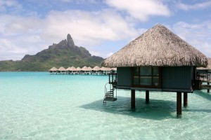 Vedenpäällinen bungalowi on klassinen majoituspaikka Tahitin saarilla (Kuva: Benoit Mahe CC BY 2.0)