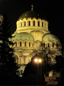 Iltavalaistu Alexander Nevskyn katedraali Sofiassa (kuva: zkrev CC-BY)