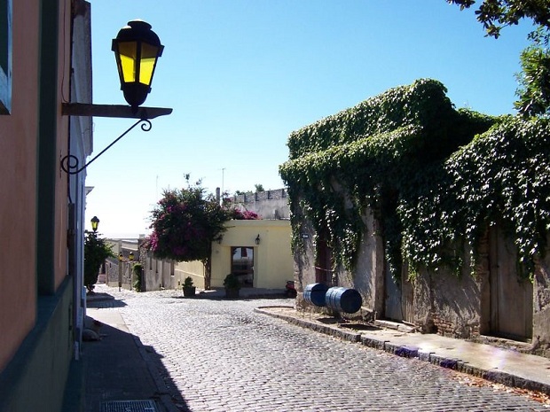 Colonia del Sacramenton kadut ja kujat henkivät vanhan ajan tunnelmaa. Colonia del Sacramenton kadut ja kujat henkivät vanhan ajan tunnelmaa.