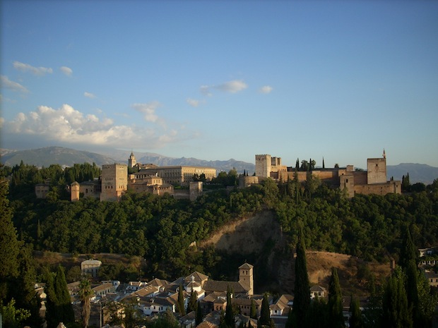 Alhambra Alhambra on mahtava muinaisten kuninkaiden palatsi