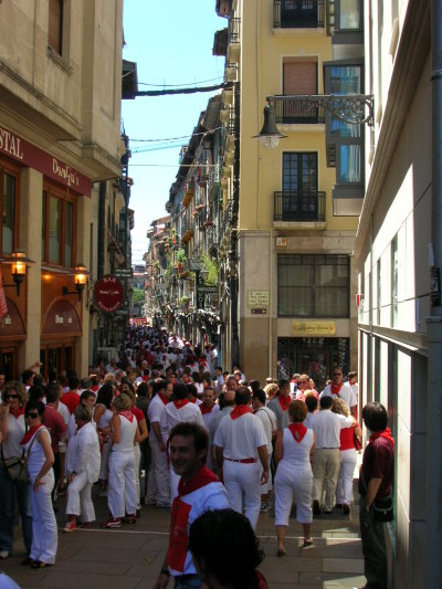 Pamplona_Sanfermines Pamplonassa juostaan härkien kanssa.