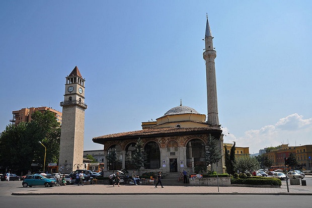 Ethem Bayn moskeija ja kellotorni Tiranassa. (kuva: Predrag Bubalo CC-SA) Ethem Bayn moskeija ja kellotorni Tiranassa. (kuva: Predrag Bubalo CC-SA)