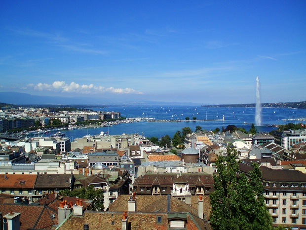 Genèvejärvellä olevan Jet d'Eau -suihkulähteen vesi ruiskuaa 140 metrin korkeuteen. (kuva: User:Nauticashades CC-BY)