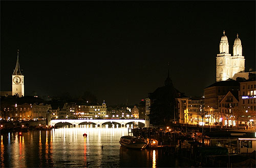 Limmat-joki, Grossmünster-kirkko torneineen näkyy kuvassa oikealla. (kuva: Roland Zumbühl CC-SA) Limmat-joki, Grossmünster-kirkko torneineen näkyy kuvassa oikealla. (kuva: Roland Zumbühl CC-SA)