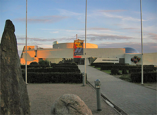 Tiedekeskus Heureka (kuva: Ville Koistinen CC-SA) Tiedekeskus Heureka (kuva: Ville Koistinen CC-SA)