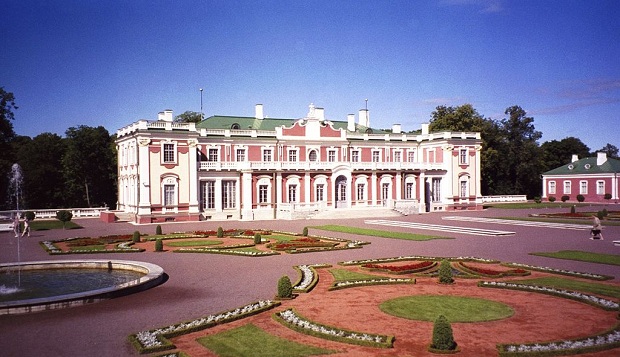 Kadriorgin barokkipalatsissa toimii museo. Kadriorgin barokkipalatsissa toimii museo.