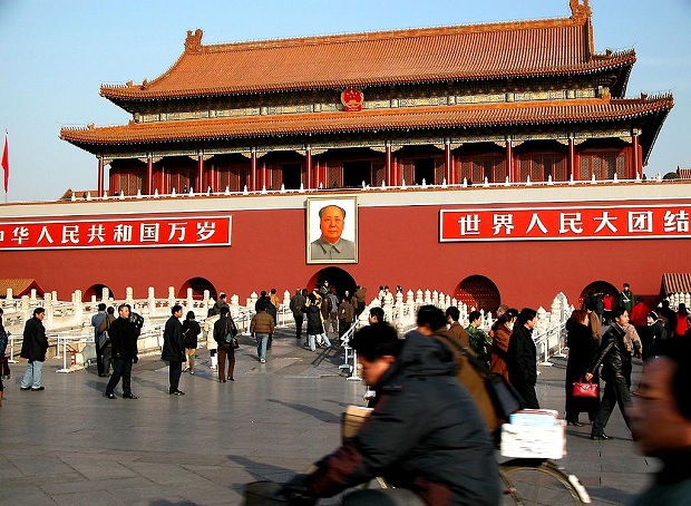 Pyöräilijät matkalla töihin Kielletyssä kaupungissa, Pekingissä. (kuva: Peter Morgan CC-BY)