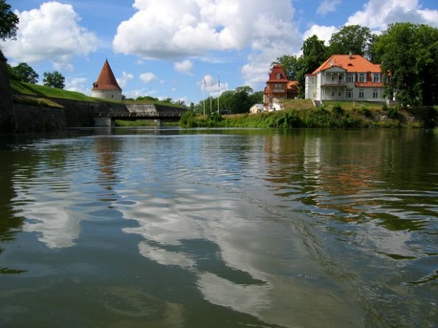 Kuressaaren linna on jylhä näky. (kuva: User:Erik CC-SA) Kuressaaren linna on jylhä näky. (kuva: User:Erik CC-SA)