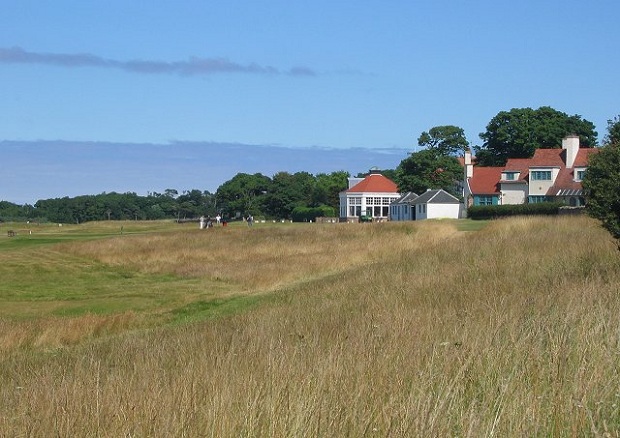 Muirfieldin klubirakennus (kuva: Richard Webb CC-SA) Muirfieldin klubirakennus (kuva: Richard Webb CC-SA)