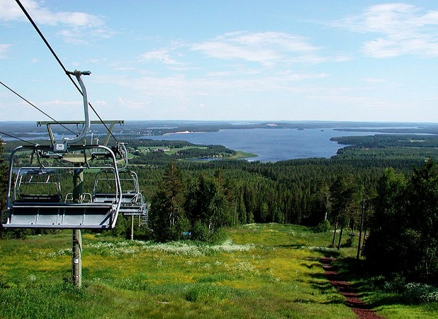 Näkymä Vuokatinrinteiltä Nuasjärvelle. (kuva: Pertsaboy CC-SA) Näkymä Vuokatinrinteiltä Nuasjärvelle. (kuva: Pertsaboy CC-SA)