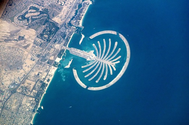 Palm Jumeirah on rakennettu palmun muotoon. Palm Jumeirah on rakennettu palmun muotoon.