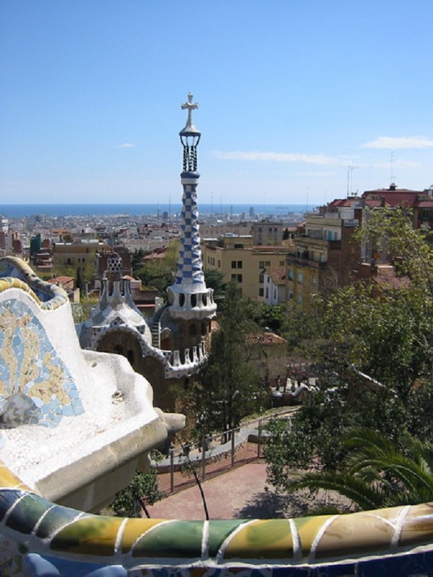 Park Güell –puisto on niin ikään Gaudin kynästä peräisin. (kuva: es:Usuario:Rapomon CC-SA) Park Güell –puisto on niin ikään Gaudin kynästä peräisin. (kuva: es:Usuario:Rapomon CC-SA)