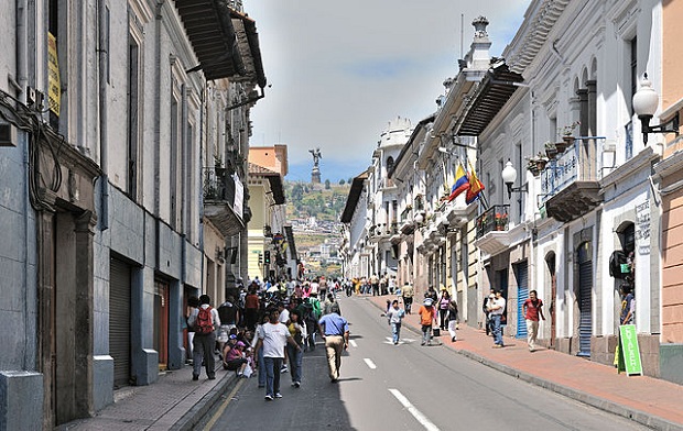 Venezuela-katu Quitossa, taustalla Madonna-patsas. (kuva: Cayambe CC-SA) Venezuela-katu Quitossa, taustalla Madonna-patsas. (kuva: Cayambe CC-SA)