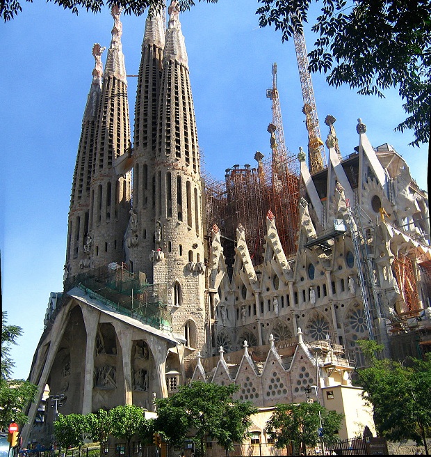 Sagrada Família on Gaudin mestarintyönnäyte - vaikkakin keskeneräinen sellainen. (kuva: Katonams CC-SA) Sagrada Família on Gaudin mestarintyönnäyte - vaikkakin keskeneräinen sellainen. (kuva: Katonams CC-SA)