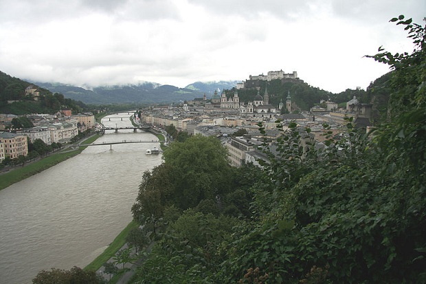 Salzburg sijaitsee Alppien juurella, Salzach-joen varrella.