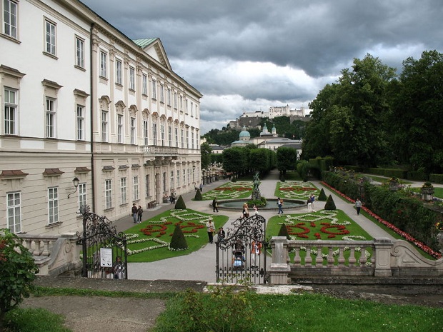 Schloss Mirabell, taustalla Festung Hohensalzburg. (kuva: Andrew Bossi CC-SA)