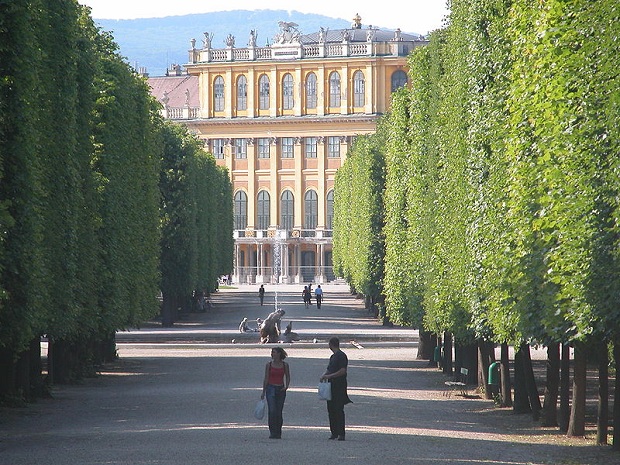 Schönbrunnin kauniin linnan huoneista 45 on avoinna yleisölle. Linnan mailla on paljon muutakin nähtävää, kuten esimerkiksi Gloriette-paviljonki ja upeat puistoalueet. (kuva: Robert Scarth CC-SA)
