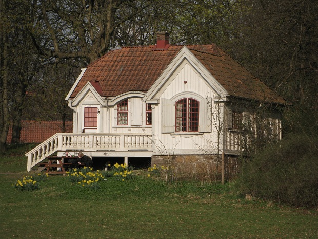 Viehättävä talo Slottskogsparkenissa. (kuva: Iita Rahkola) Viehättävä talo Slottskogsparkenissa. (kuva: Iita Rahkola)