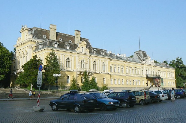 Kansallisgallerian rakennus on entinen kuninkaanlinna. Kansallisgallerian rakennus on entinen kuninkaanlinna.