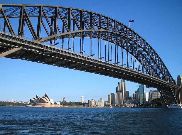 Sydney Harbour Bridge ja Sydney Opera House ovat kaupungin maamerkkejä. (kuva: Ian CC-SA) Sydney Harbour Bridge ja Sydney Opera House ovat kaupungin maamerkkejä. (kuva: Ian CC-SA)