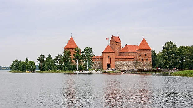 Trakain punertava linna on rakennettu omalle saarelleen. (kuva: Dmitry A, Mottl CC-SA) Trakain punertava linna on rakennettu omalle saarelleen. (kuva: Dmitry A, Mottl CC-SA)