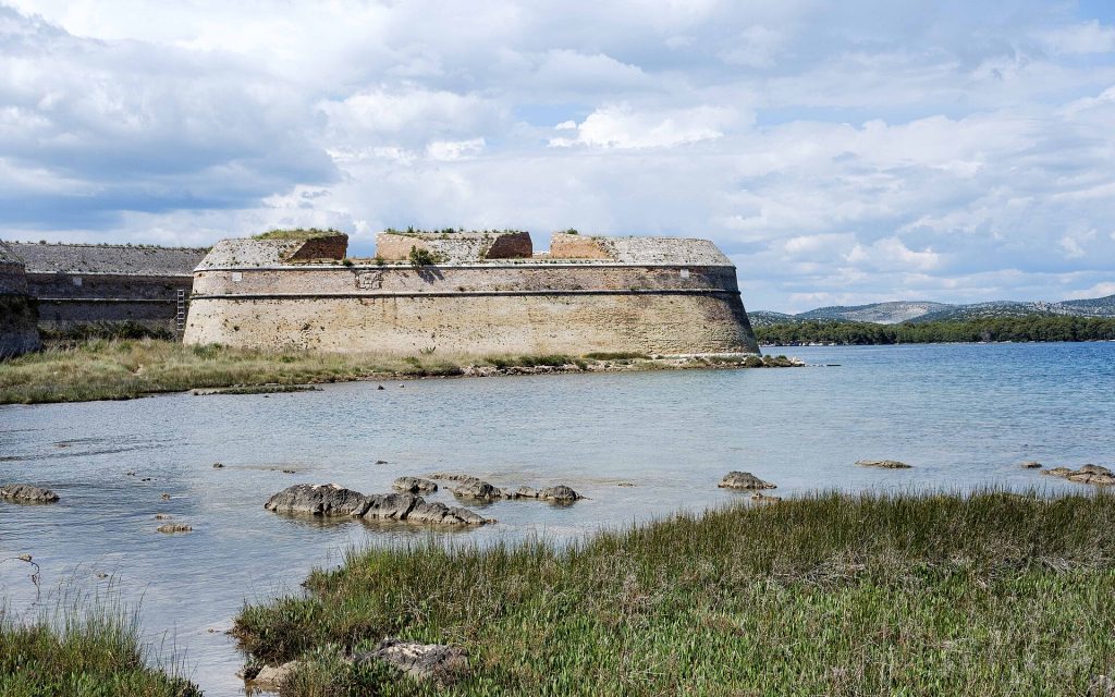 Pyhän Nikolauksen merilinnoitus Pyhän Antonin kanavan suulla