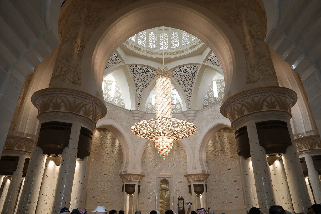 Sheikh Zayedin suurmoskeijan rukoussali kristallikruunuineen Abu Dhabissa