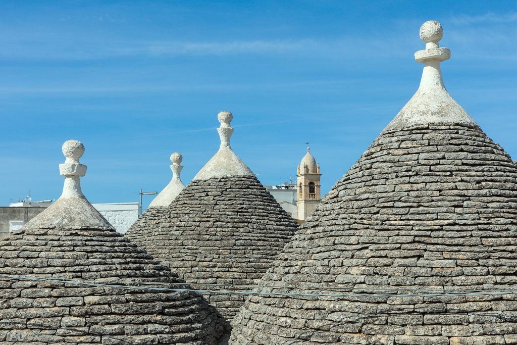 Trullitalojen kartionmalliset kivikatot Alberobellon Rione Montin kaupunginosassa