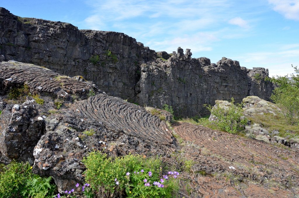 Almannagjá-repeämän kallioseinämien välinen kävelypolku Þingvellirin kansallispuistossa