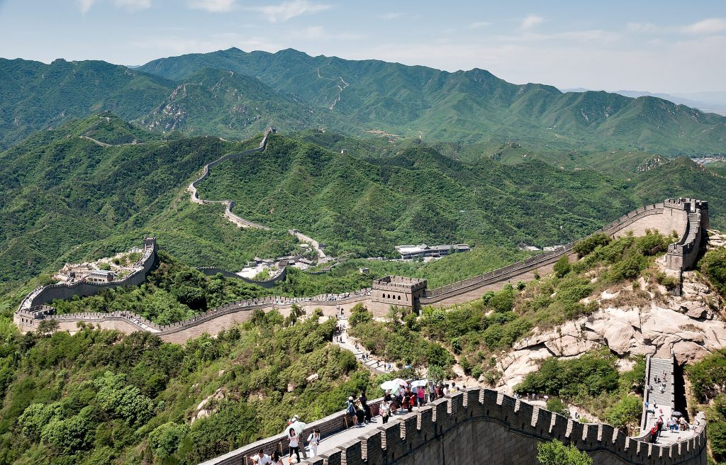 Kiinan muuri ja vartiotorni Badalingissa vuoristomaisemassa