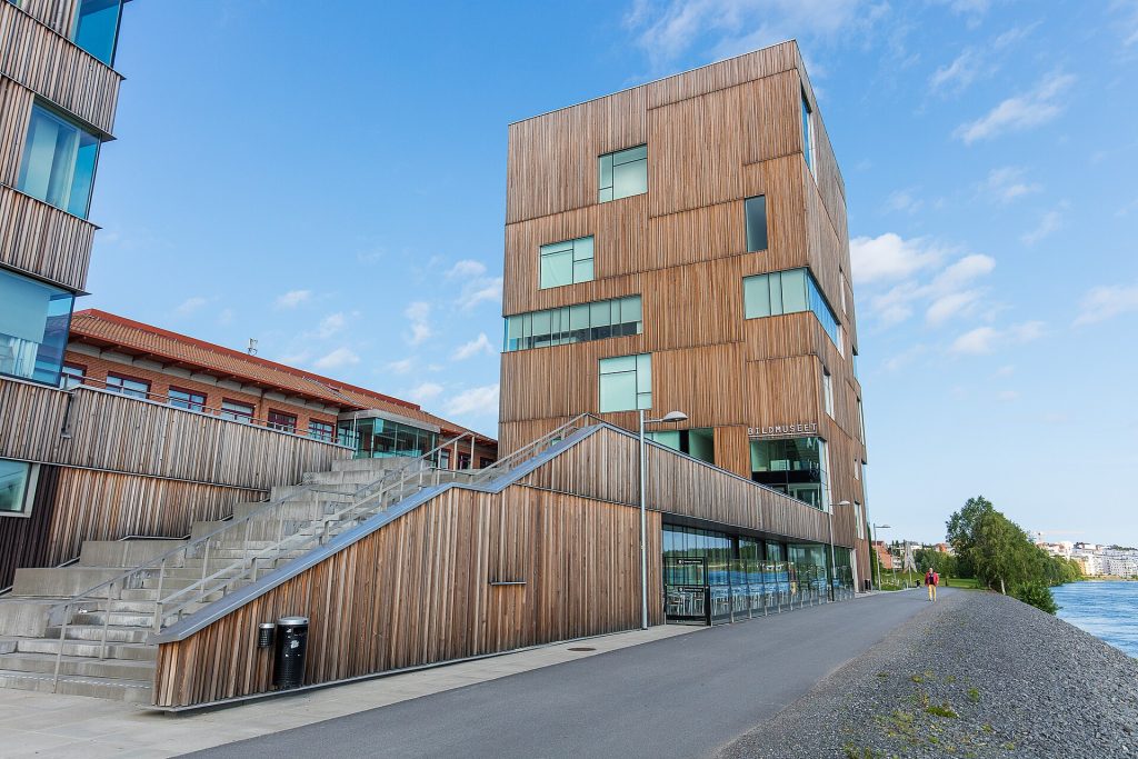 Bildmuseetin puuverhoiltu museorakennus taidekampuksella Uumajassa