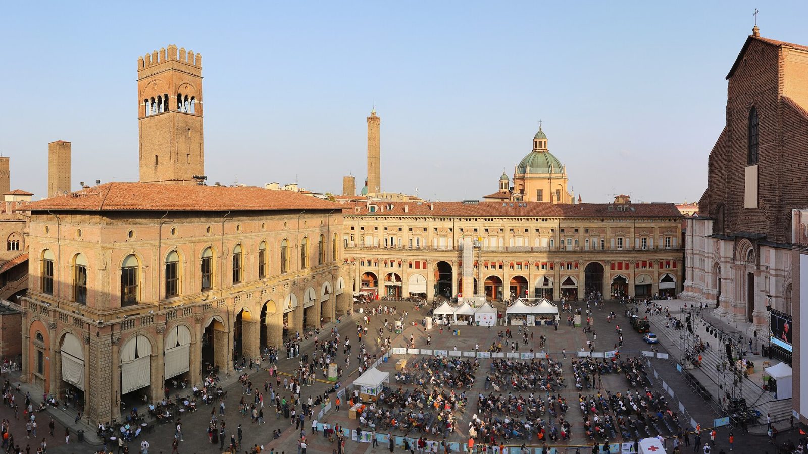 Bologna matkaopas: arkadit, nähtävyydet ja päiväretket