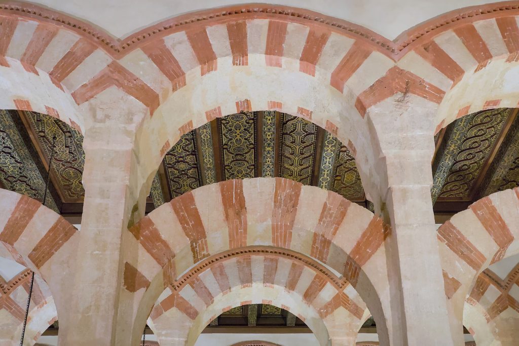 Mezquitan punavalkoiset kaksikerroksiset kaaret ja pylväät