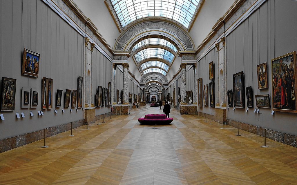 Louvren Grande Galerie, pitkä kattoikkunoin valaistu maalausgalleria