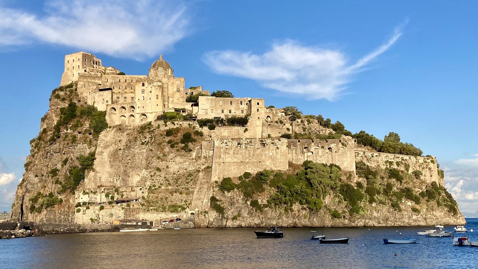 Ischia matkaopas: termipuistot, kylät, rannat ja laivat Napolista