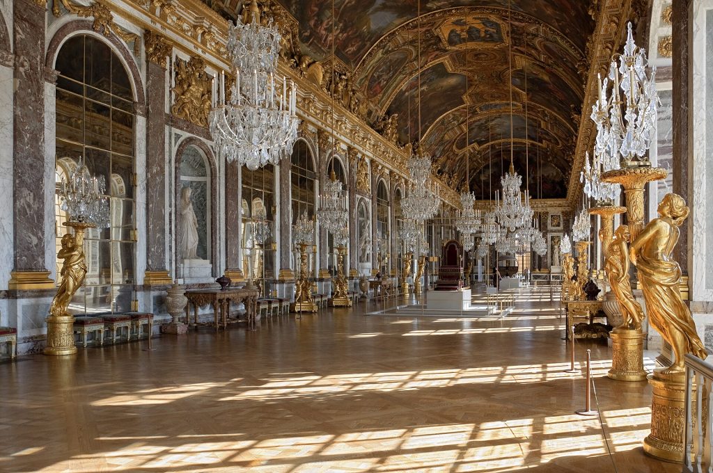 Versailles'n Peiligalleria kattomaalauksineen, kristallikruunuineen ja peiliseinineen