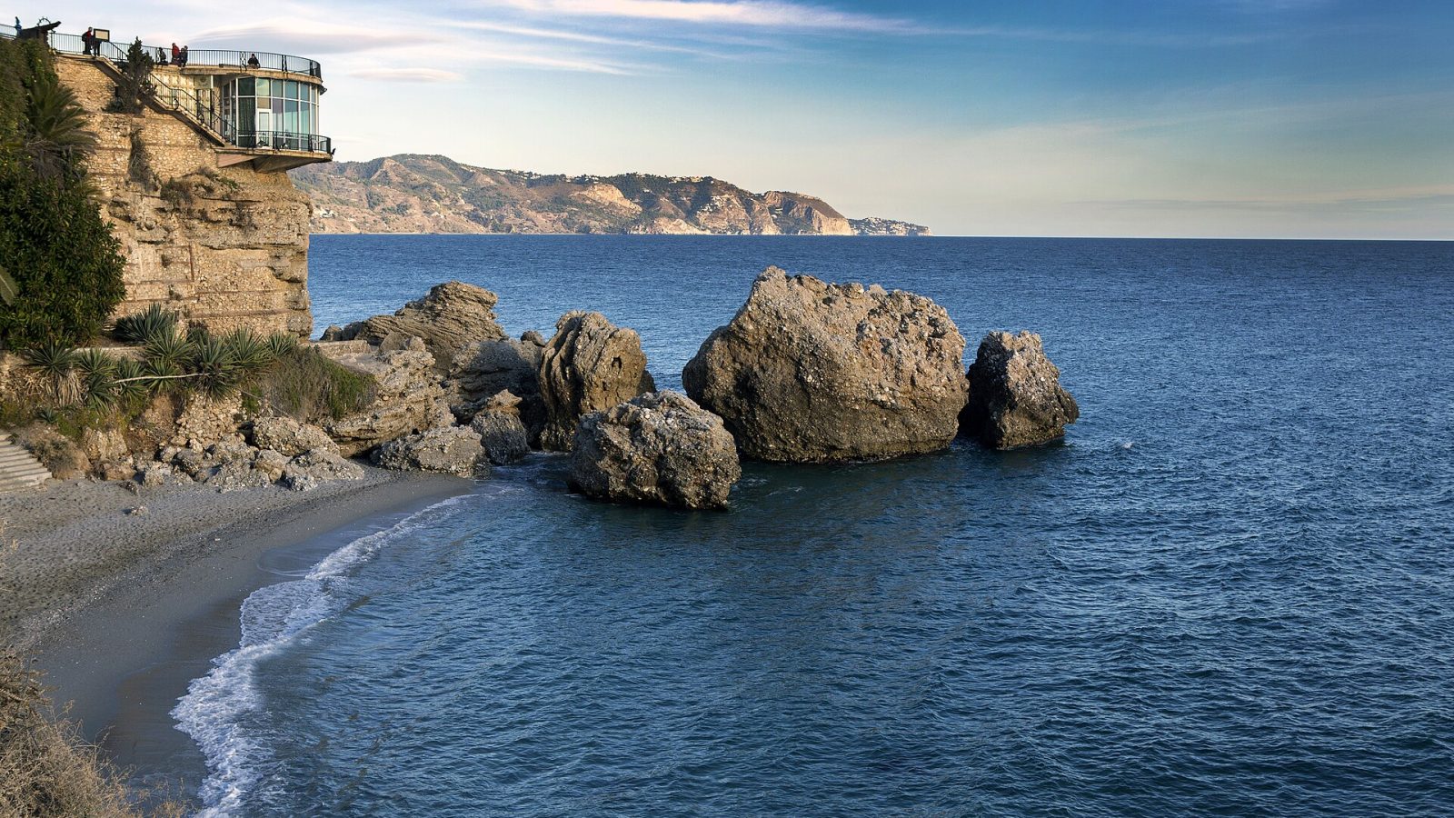 Nerja matkaopas: Balcón de Europa, luola ja rannat