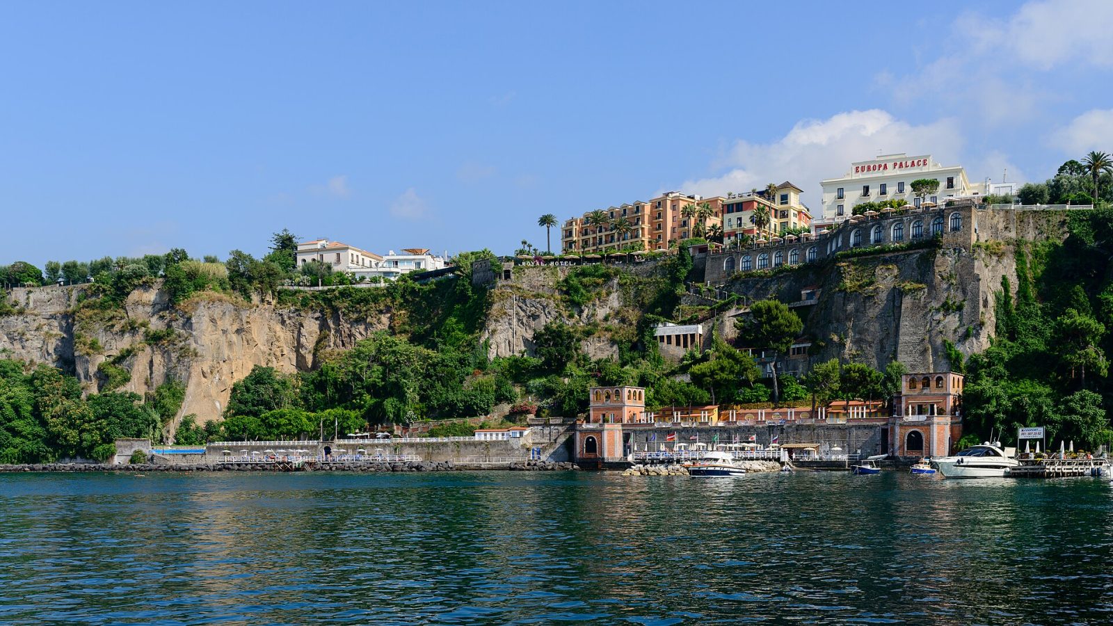 Sorrento matkaopas: retket Caprille, rannat ja missä asua