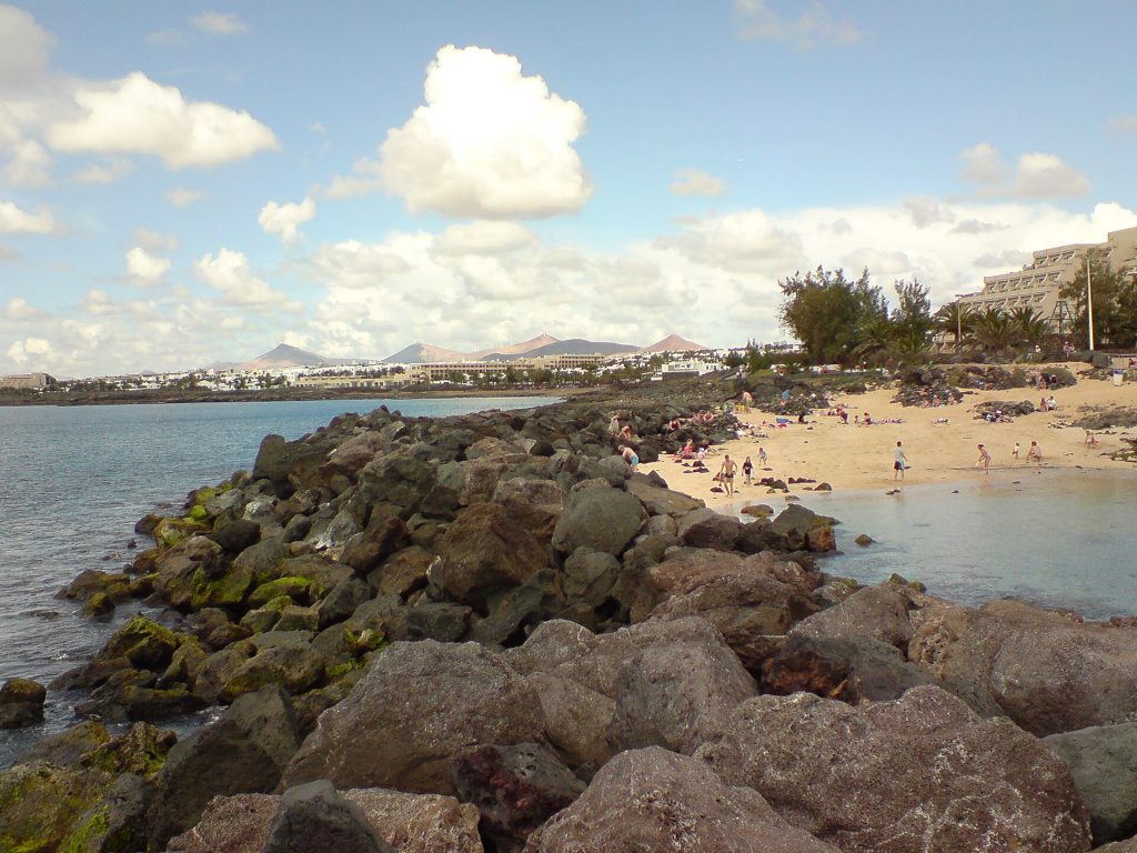 Aallonmurtajan suojaama Playa del Jablillo Costa Teguisessa