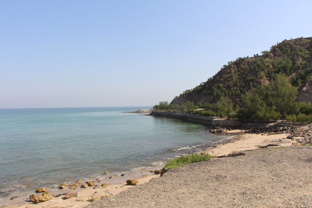 Dibba Al Fujairahin ranta ja Hajar-vuoret Omaninlahden rannikolla