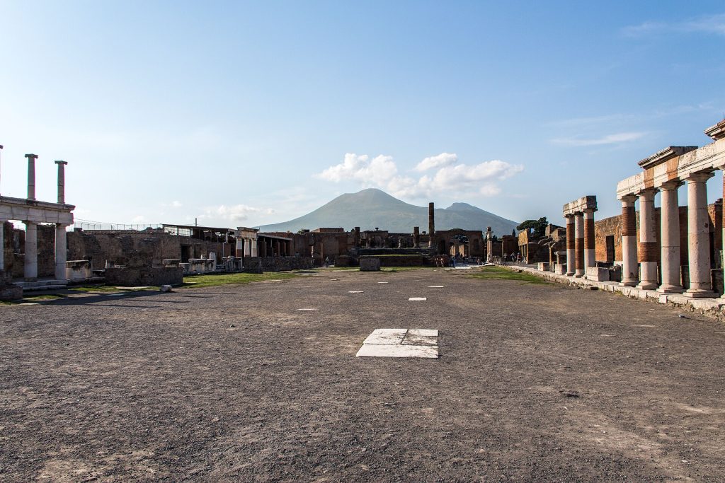 Pompeijin forumin pylväät ja aukio, taustalla Vesuvius