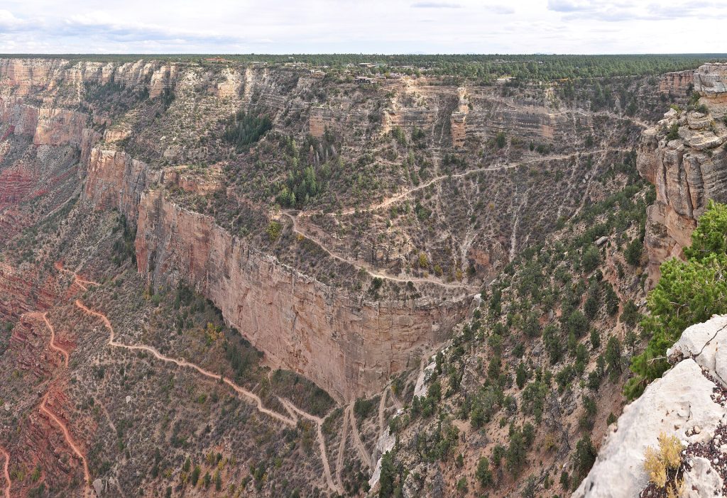 Bright Angel Trailin mutkitteleva polku laskeutuu Grand Canyonin seinämää pitkin