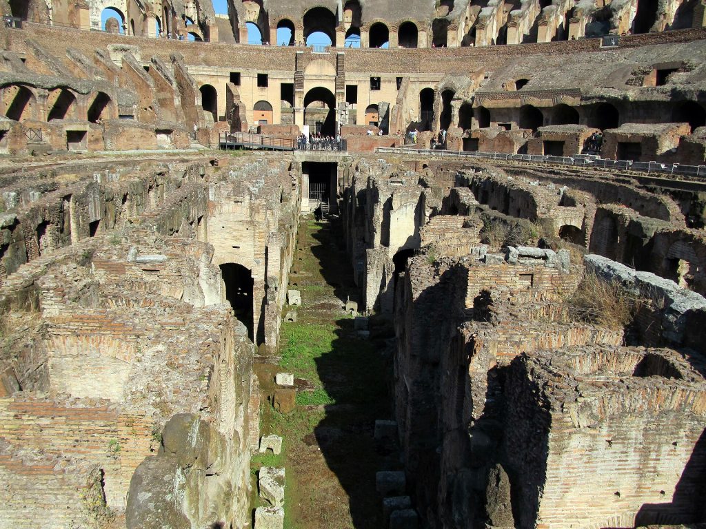 Colosseumin areenan alla olevat maanalaiset käytävät ja seinät
