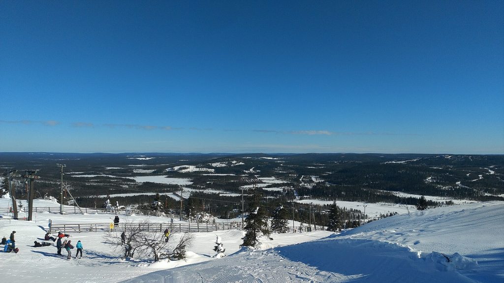 Iso-Syötteen hiihtokeskuksen rinteitä ja lumisia kuusia talvella