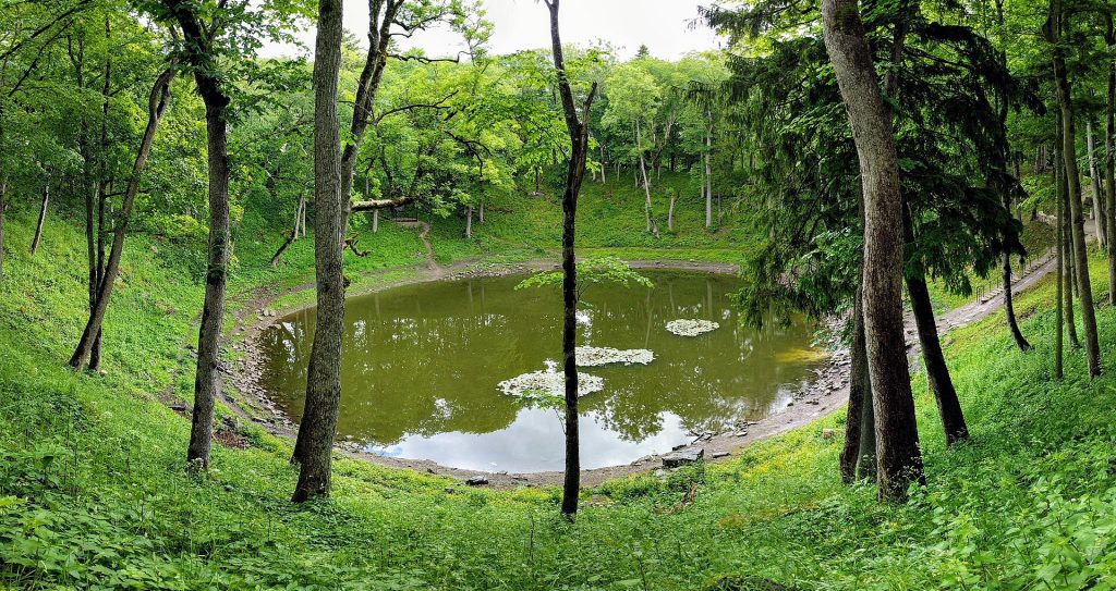 Kaalin meteoriittikraatterin vihreä lampi metsän keskellä