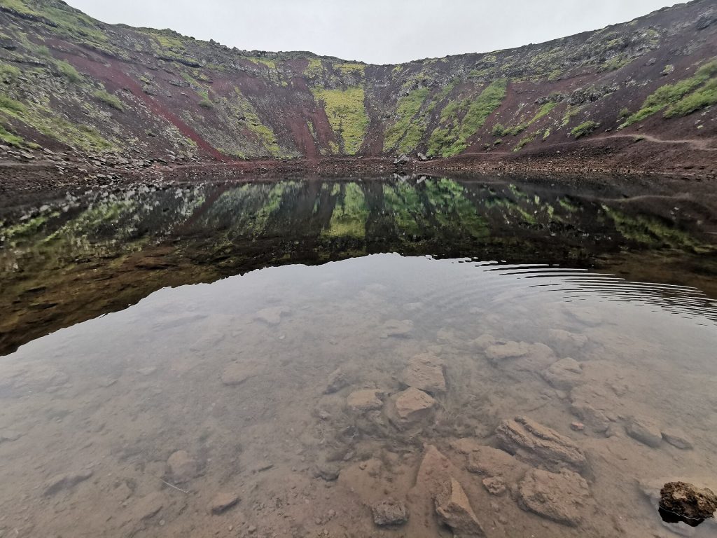 Kerið-kraatterin punertavat rinteet ja sininen kraatterijärvi
