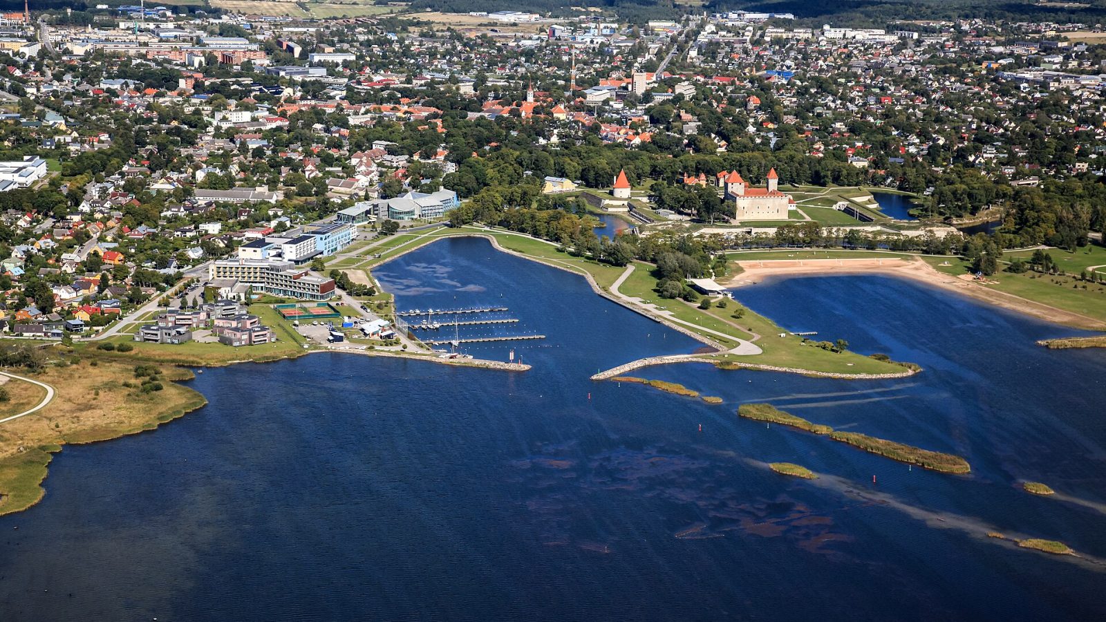Kuressaare matkaopas: piispanlinna, kylpylät ja Saarenmaan retket