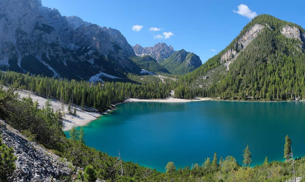 Turkoosi Lago di Braies -vuoristojärvi metsän ja kalliovuorten ympäröimänä Etelä-Tirolissa