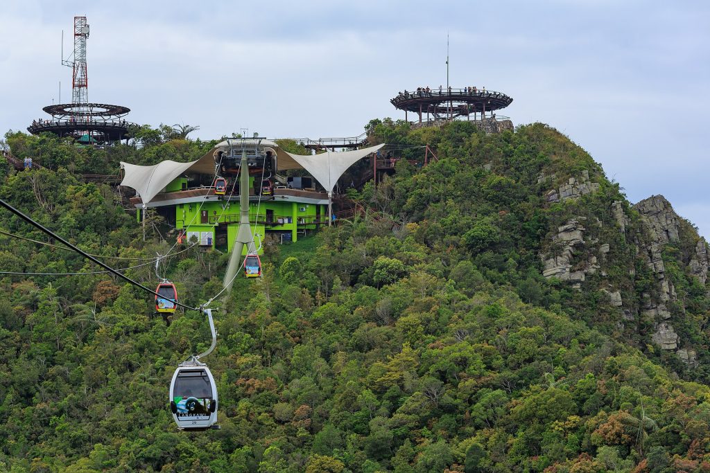 Langkawin köysiradan gondoli ja Gunung Mat Chinchangin huippuasema sademetsän keskellä